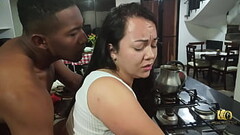 Rioc le ense&ntilde_a a Anita como utilizar el meson de la cocina Thumb