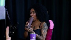 Negra safada mostra os peitos e demonstra seu boquete depois de falar que tem interesse em fazer fis Thumb
