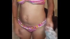 CHICA MASAJISTA DE PLAYA DE DEJA DESTROZAR PEQUE&Ntilde_A VAGINA POR ENORME VERGA Thumb