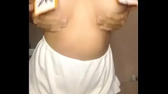 Mi amiga juega y rebota con sus pechos Thumb