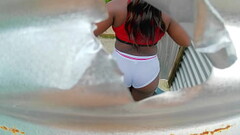 Chica morena en cabina al aire libre (tetona) Thumb