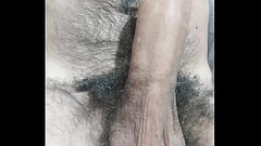 Masturbandome en mi habitacion super rico, pene peludo y largo Thumb