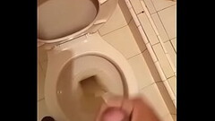 Encontre a mi amigo heterocurioso  haciendose la paja en mi ba&ntilde_o Thumb