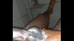 Novinho gostoso tomando banho e esfr&eacute_gando bem o pau at&eacute_ gozar bastante leite Thumb