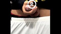 delicioso venezolano se saca unas cuantas gotas de leche frente al espejo Thumb