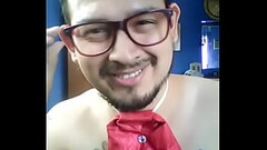 Pedro Pablo Luis Coqueto Con Lentes Rojos Thumb