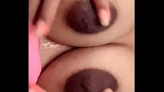 Rica jovencita juega con sus tetas Thumb