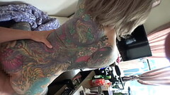 女性用風俗をやることが夢の全身TATOOの凛さんが服を脱いだ裸体を見たらむらむらして乳首や首筋を吸い、濃厚なDキスで舌をまぜあわせ、勃起したチ○ポを愛くるしそうに舐める Thumb