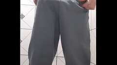 Novinho dotado magrelo batendo uma com seus 18cm Thumb