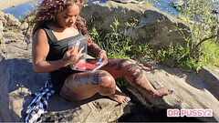 EBONY TATUADA COM PES SEXYS BATE PUNHETA COM DILDO SENSUAL COM OS PES BEM MOLHADOS Thumb