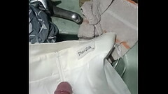 Masturbandome con la falda de sat&eacute_n de mi prima Thumb
