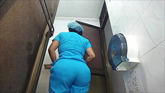 Camara en ba&ntilde_o de hospital graba a enfermera culona Thumb