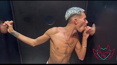 Loirinho mamando duas rolas no glory hole Thumb