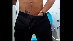Alisando o pau no banheiro Pt1. Thumb