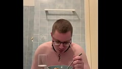 Sletje eet afval met pis [hoerige pig] Thumb
