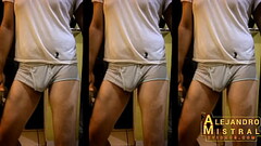 Sexy Alejandro Mistral maduro amateur solo en casa se divierte bailando y sacudiendo su enorme verga Thumb