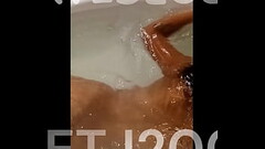 en el jacuzzi con mi morenita hermosa rogandole por una mamada jaja Thumb