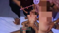 Gangbang delicioso en casa swinger la hotwife me monta mientras otros singles la manosean Thumb