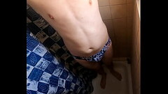 Ich dusche in meiner grauen Adidas Thumb
