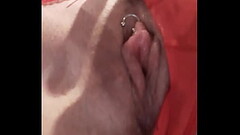 Branquinha de piercing se tocando at&eacute_ gozar e tirar mel da buceta! Thumb