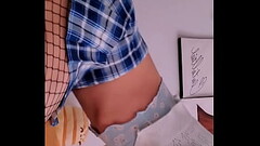 Femboy en falda jugando con coj&iacute_n Thumb