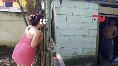 Chuveiro n&atilde_o funciona, mulher casada pede ajuda ao caseiro da ch&aacute_cara usando apenas um Thumb
